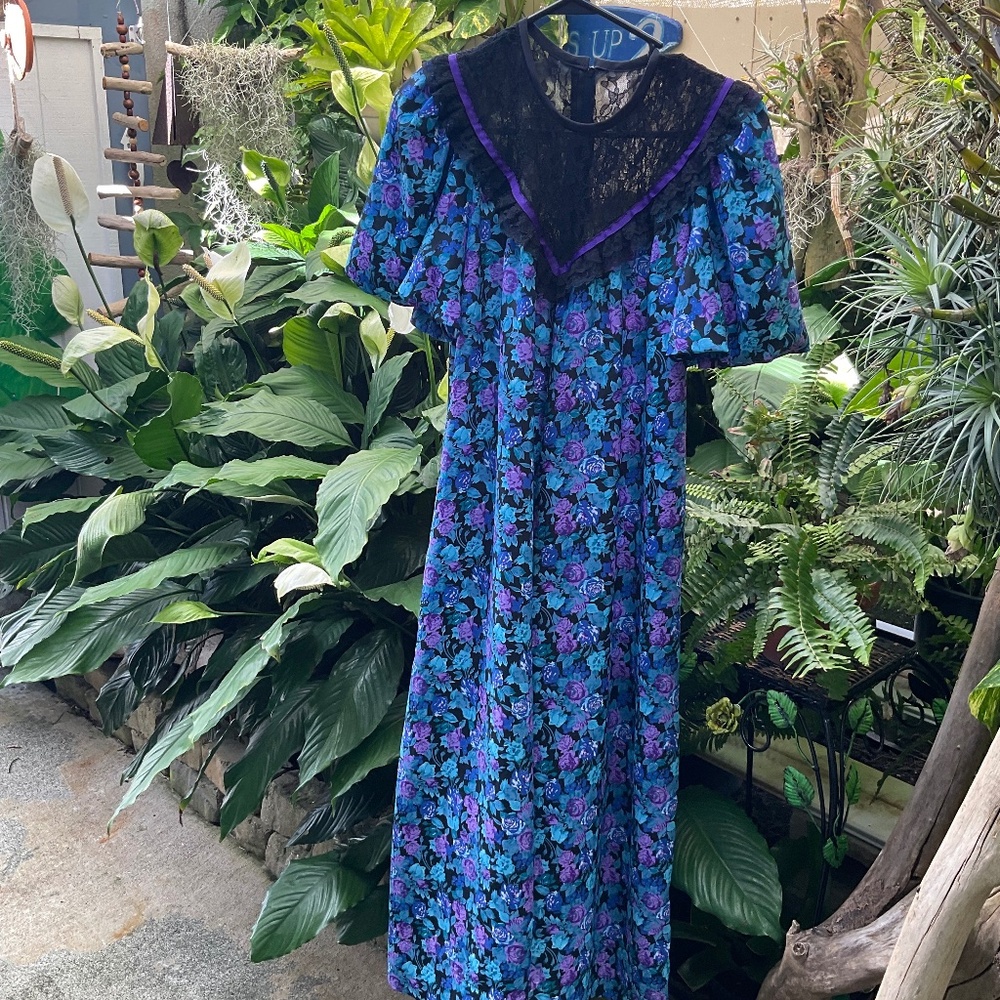 Vintage Liberty House Hawaii Naturally Petite Beautiful Muumuu Size 12P